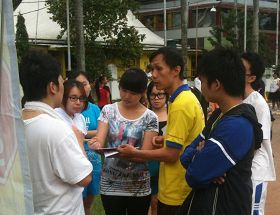 棉蘭獨立公園裏，法輪功學員向民眾講真相，徵集簽名