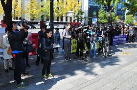 「中共活摘器官真相調查委員會」在韓國首爾媒體中心大樓前舉行新聞發布會，譴責韓國政府在中共壓力下掩蓋中共活摘器官的罪行。