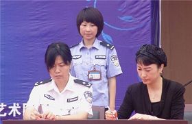 遼寧省女子監獄監獄長楊莉與瀋陽安娜服裝公司簽訂所謂的「服裝生產協議」（網絡圖片）