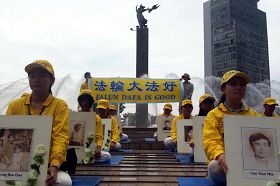'雅加達法輪功學員在HI噴水池前悼念被中共迫害致死的中國大陸同修'
