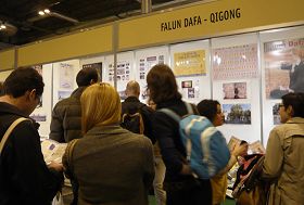 在西班牙全國健康博覽會上，法輪大法展位吸引眾多參觀者