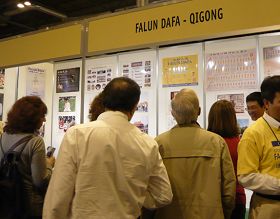 在西班牙全國健康博覽會上，法輪大法展位吸引眾多參觀者