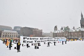 數百名法輪功學員頂著漫天飛雪，在嚴寒中呼籲加拿大總理訪華期間發聲制止迫害。