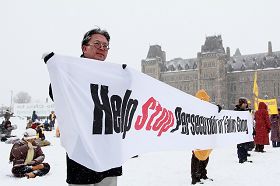 來自加拿大東部三百多名法輪功學員頂著漫天飛雪，在嚴寒中呼籲總理訪華期間發聲制止迫害。