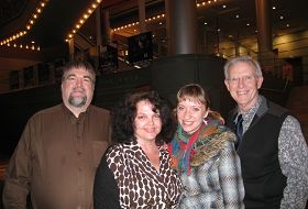'Kelly Hale： 辛辛那提大學歌劇教授Kelly Hale（右一）和他的朋友們觀看神韻巡迴藝術團的演出'