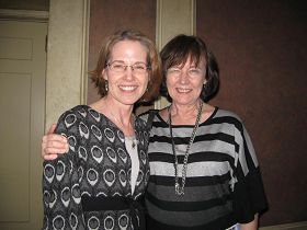 '作家珍妮﹒斯拉思科（左）與好友琳奈特﹒艾爾斯（右）被神韻深深感動'