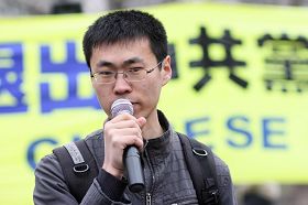 去年從中國大陸來到加拿大的史學工作者弘毅第一次參加聲援退黨的活動
