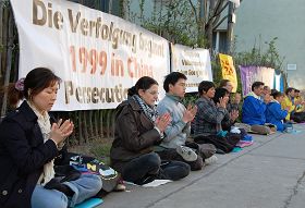 奧地利法輪功學員在維也納中使館前紀念四•二五，抗議中共迫害