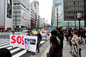 日本法輪功學員遊行紀念「四•二五」，經過東京繁華街頭，許多市民駐足觀看