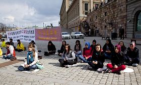 '來瑞典旅遊的土耳其學生明白真相後，主動要和法輪功學員坐在一起抗議中共迫害'