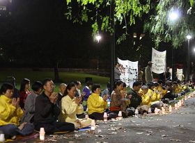 '悉尼法輪功學員在拜莫爾公園燭光紀念四﹒二五'