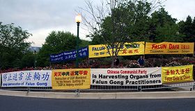 美國大華府地區部份法輪功學員在中共駐美國大使館前籲制止迫害，喚中國同胞的正義良知。