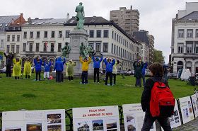 '紀念四﹒二五，比利時學員在歐洲議會前的盧森堡廣場上擺放真相圖片展，及展示法輪功的功法。'