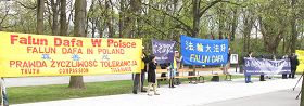 '法輪功學員在波蘭總理府前抗議中共迫害，呼籲法辦迫害元凶'