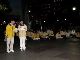 費城的龔醫生（右一）在燭光紀念活動上發言