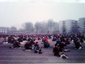 1999年迫害前安陽市六百多名法輪功學員在南關體育場集體煉功洪法