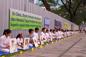 紀念「四﹒二五」，印尼法輪功學員在雅加達中共大使館前舉行燭光紀念活動。