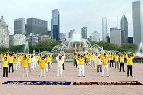 二零一二年五月六日，大芝加哥地區法輪功學員在芝加哥白金漢大噴泉集體煉功。