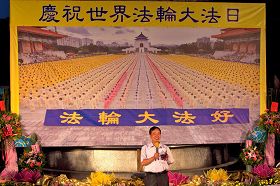 '竹北市長楊敬賜表示，法輪功可以使人身心健康，希望大家都來學煉，讓法輪功傳得更廣。'