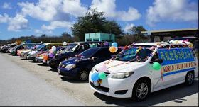 塞班島弟子以花車環遊島的形式，慶祝「世界法輪大法日」