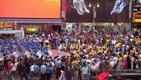 天國樂團在紐約時代廣場演奏，民眾在欣賞