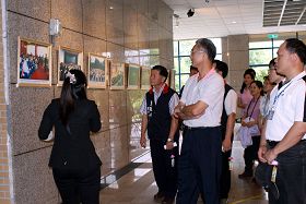 來賓參觀國立東華大學正法之路攝影展。