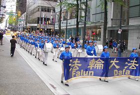 溫哥華法輪功學員遊行慶祝大法弘傳二十週年
