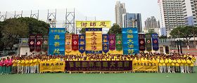 二零一二年五月六日，數百名在香港的中外法輪功學員慶祝法輪大法洪傳二十週年，同時恭賀師尊華誕。