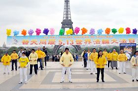 慶祝世界法輪大法日，法國法輪功學員聚集在巴黎埃菲爾鐵塔邊的人權廣場集體煉功。