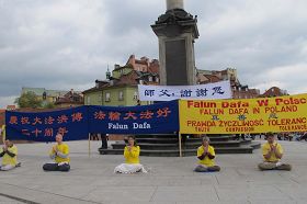 華沙古城：波蘭大法弟子同慶法輪大法洪傳世界二十週年