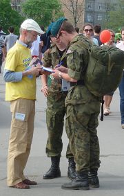 克拉科夫市：路過的年輕軍人在徵簽簿上簽名反對中共迫害法輪功