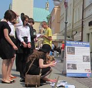 熱舒夫市：市民觀看法輪功真相資料，排隊簽名反對中共迫害法輪功