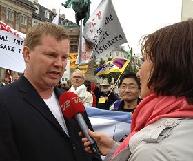 丹麥法輪功學員發言人班尼•布裏克斯接受丹麥電視台TV2採訪