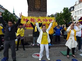 法輪功學員在議會大廈附近的高橋廣場煉功呼籲反迫害