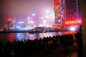 '香港法輪功學員穿梭在金紫荊坐渡船頭向中國旅客中講真相'