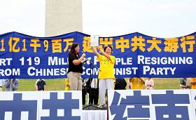 華府退黨服務中心義工陶麗莎（左）在美國首都華盛頓「解體中共