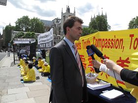 '英國國會議員湯姆﹒布瑞克（Tom Brake MP）在集會現場接受記者採訪'