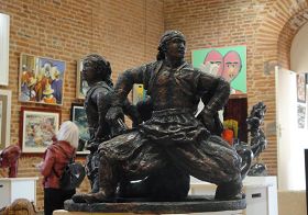 '陶土雕塑：威武矯健的蒙古族小伙子。尺寸：46x45x36（cm）'