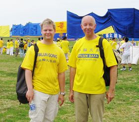 '瑞典法輪功學員斯文（右）與托馬斯參加在華府紀念碑廣場的集會'