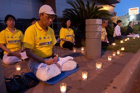 二零一零年四月二十五日傍晚，休士頓法輪功學員在中領館前燭光守夜