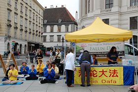 '法輪功學員在維也納Michaelerplatz廣場舉辦反迫害活動'