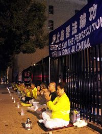 '芝加哥法輪功學員中領館前燭光夜悼，抗議中共迫害'