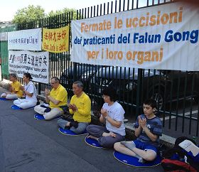 意大利法輪功學員米蘭中領館前靜坐，抗議迫害