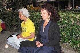 洛杉磯法輪功學員和支持者在中領館前舉行了燭光悼念活動，呼籲制止迫害。
