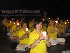 燭光悼念被中共迫害致死的法輪功學員。
