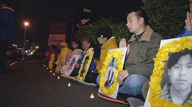 新西蘭學員於奧克蘭中領館前燭光守夜，悼念中國大陸被迫害致死的學員。