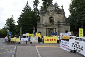 瑞士法輪功學員在首都伯爾尼突恩廣場舉行集會