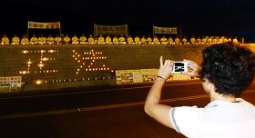 中國大陸遊客拍攝燭光悼念畫面