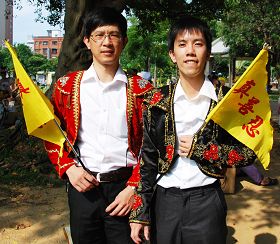弗蘭克（右）身穿西班牙服飾，參與「法輪大法洪傳全世界」的隊伍