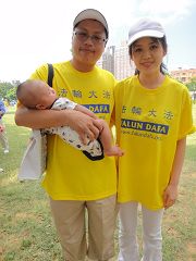 林岳奇（左），手上抱著三個月大的小兒子和妻子一起參加遊行